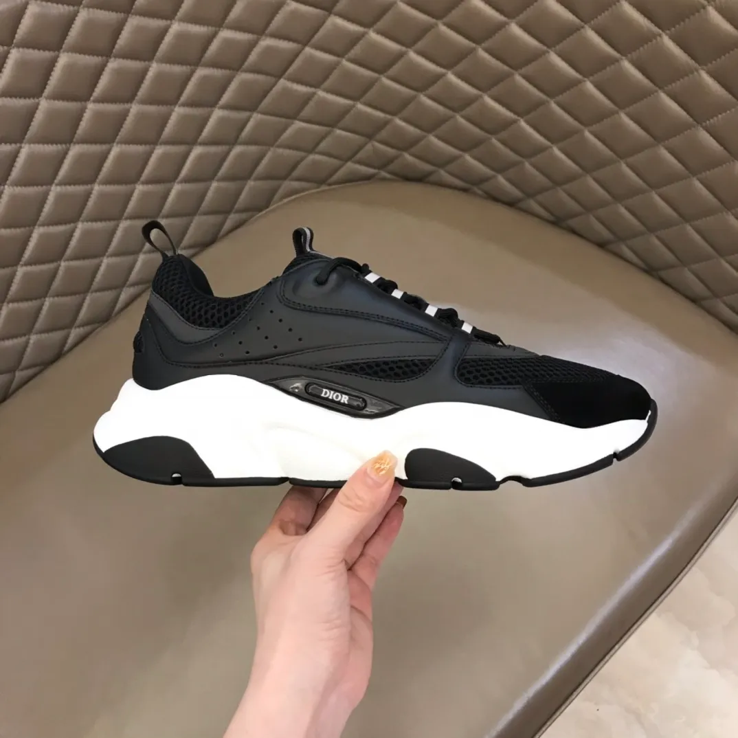 Factory price: 480💰 ◾️▫️Dior D®️ x 🆕 (high version) B22 men's jogging fashion sneakers, this single product draws inspiration from retro jogging shoes. It adopts a thick low-top design, with an upper made of black cow leather and mesh fabric, and a black and white engraved rubber sole. Black mesh fabric tongue and heel counters complement black laces, with an embossed "Di~r" logo embellishment on the side. These sneakers can be mixed and matched with a classic suit for a sporty chic look! Size: 39-45 (38, 46 can be customized)